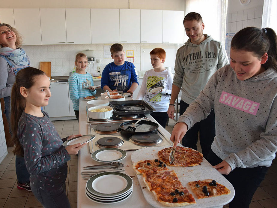 Gemeinde dankt den Sternsingern mit einem Pizzabacken 